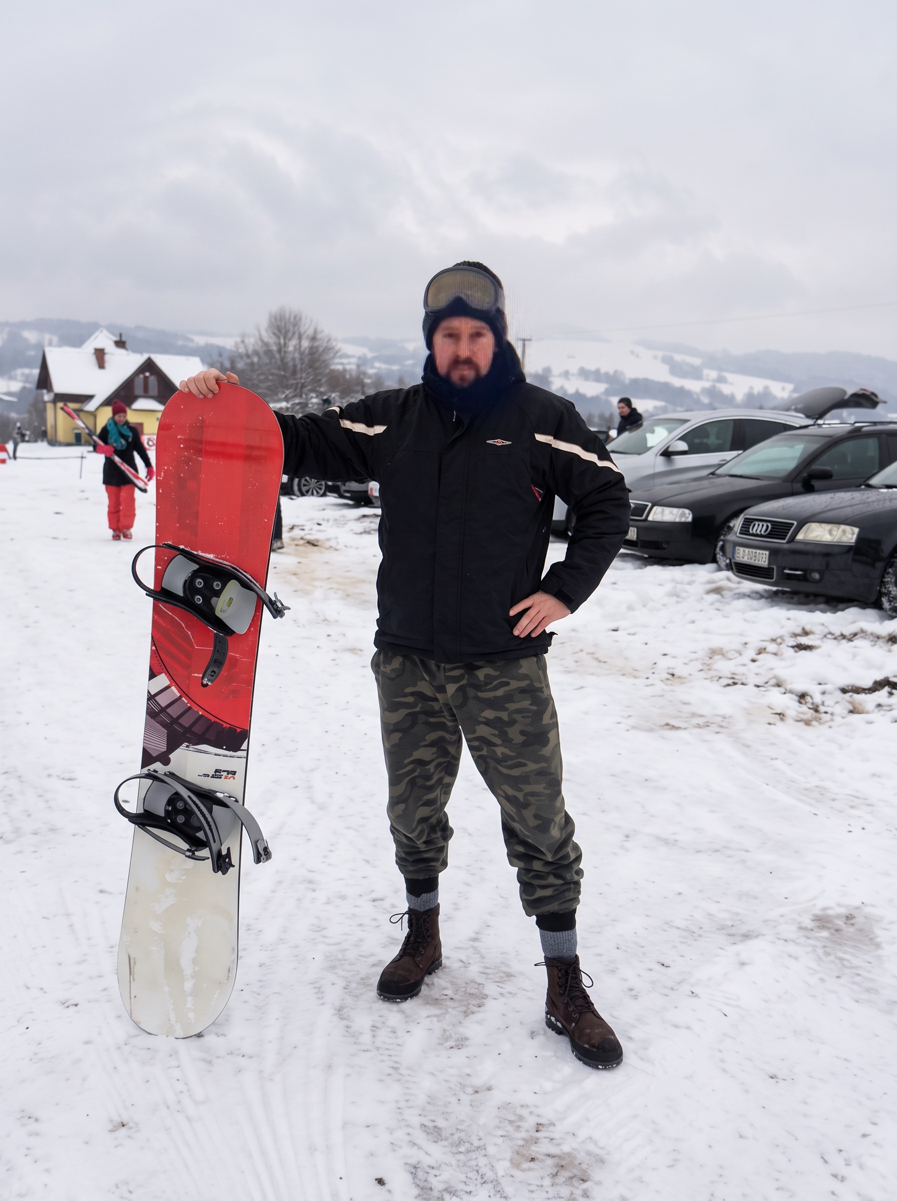 Instruktor snowboardingu z deską snowboardową na zaśnieżonym stoku